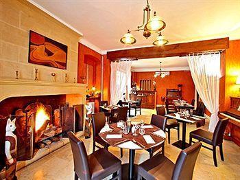 Hotel Logis Le Cygne 2*